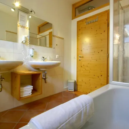 Szálloda Spiele- Und Buchhotel Tschitscher Nikolsdorf